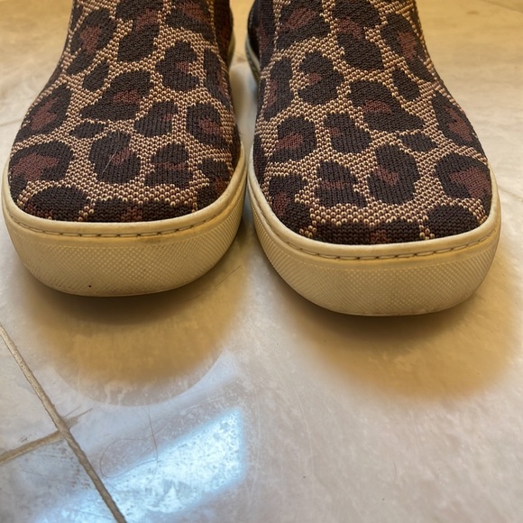 Rothy’s Chelsea Sneaker Leopard Print - Picture 5 of 9